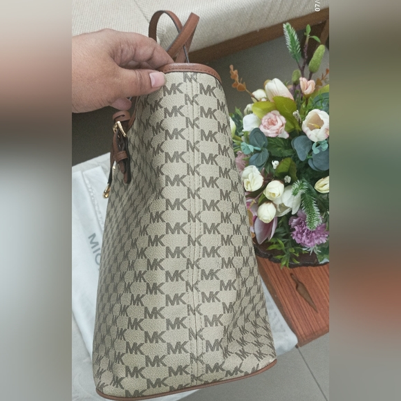 Authentic Michael Kors Jet Set Heritage Large Tote - Picture 6 of 12